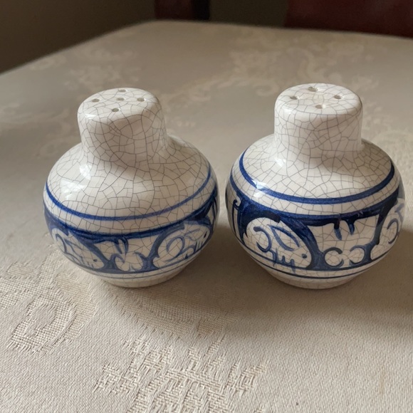 Rare Vintage Dedham Pottery rabbit themed salt and pepper shakers, no corks - Picture 3 of 11